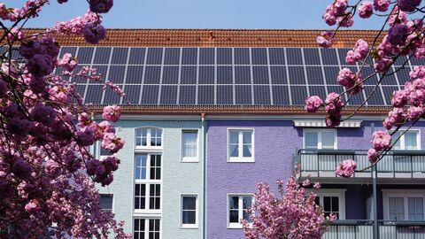 Solarpanels auf dem Dach eines Mehrfamilienhauses