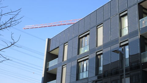 Haus mit Solarpanel-Fassade in Frankfurt Riedberg Haus mit Solarpanel-Fassade in Frankfurt Riedberg