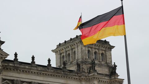 Deutschland Deutsche Flagge und Reichstag
